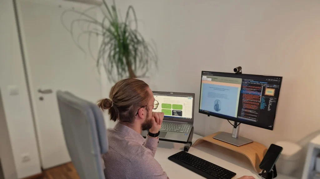 Peter Seltenhammer arbeitet gerade an einer Website und begutachtet den Quellcode