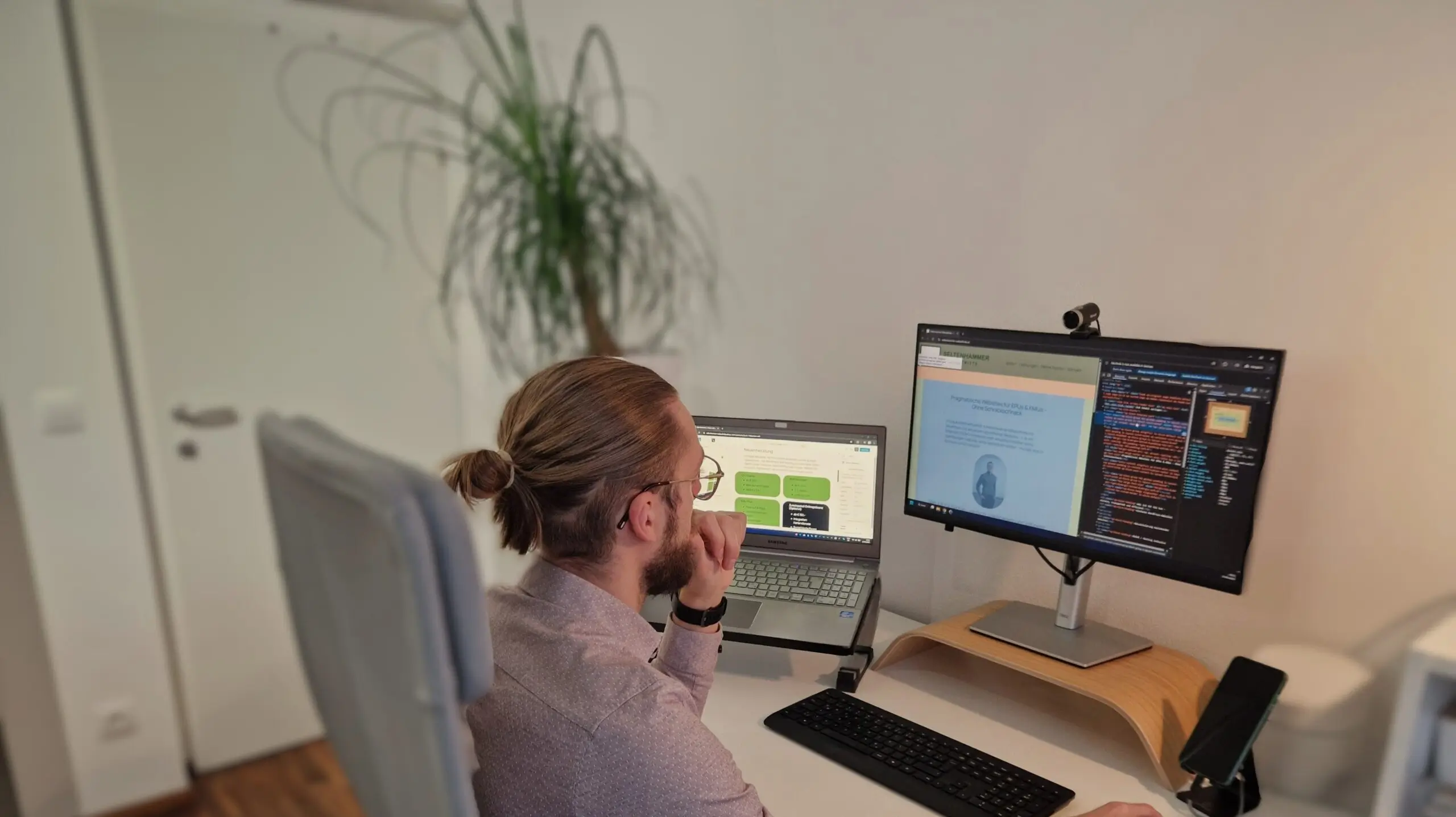 Peter Seltenhammer arbeitet gerade an einer Website und begutachtet den Quellcode