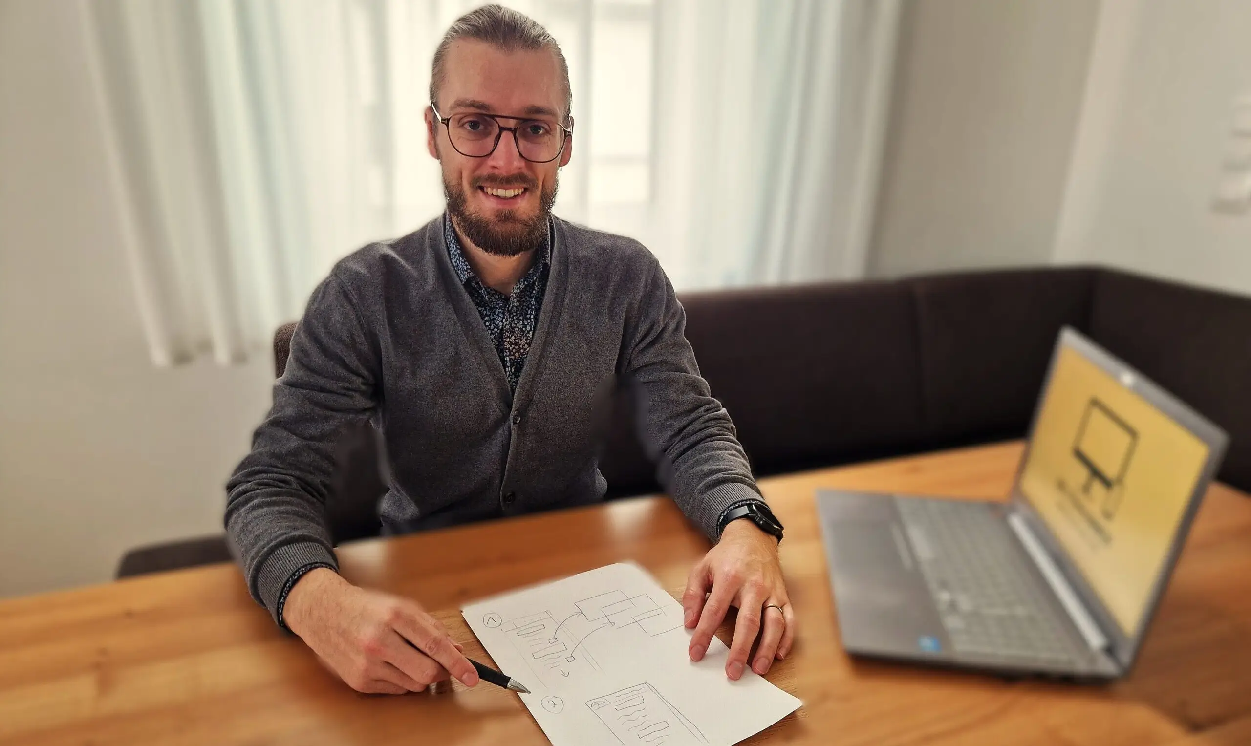 Peter Seltenhammer präsentiert mit einer Skizze den Unterschied zwischen Multipage und One-Pager